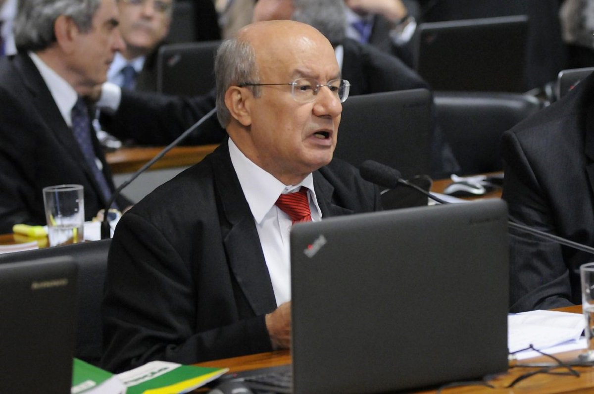Em pronunciamento na Comissão de Constituição e Justiça (CCJ) do Senado, o senador José Pimentel (PT-CE) destacou que quem defende os pobres é sempre perseguido. Pimentel lembrou entre outros, Nélson Mandela, na África do Sul e Getúlio Vargas e Lula, no Brasil, que defendiam mais direitos para os mais pobres e para a classe trabalhadora. O senador estava falando contra a aprovação da reforma trabalhista que está em análise na CCJ, desde o início da tarde de hoje (28) e que vai trazer enormes prejuízos à classe trabalhadora. Ao justificar seu voto contrário à reforma, Pimentel foi incisivo: "Esta matéria não vai gerar um único emprego no Brasil"