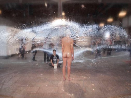 Um artista paranaense foi detido em Brasília (DF) durante sua apresentação teatral por "ato obsceno"; Maikon Kempinski atuava em sua performance "DNA de DAN" – que faz parte do Palco Giratório, uma mostra teatral do Sesc – no sábado (15), em frente ao Museu Nacional da República, quando a apresentação foi interrompida pela Polícia Militar, e ele, que fica nu ao longo da performance, detido e levado de camburão para uma delegacia; na 5ª Delegacia de Polícia (Asa Sul), Maikon precisou assinar um termo circunstanciado de ato obsceno e foi liberado em seguida; no relato em que detalha a abordagem, o artista informa ainda que foi agredido pelos policiais