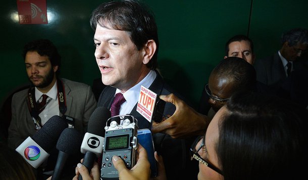 Após a divulgação de que Cid Gomes havia virado réu, com o acatamento de denúncia do Ministério Público Federal, por suposto crime contra o Sistema Financeiro Nacional, a assessória de comunicação do ex-governador divulgou nota, negando qualquer irregularidade no financiamento obtido por ele, junto ao Banco do Nordeste. Em nota enviada à imprensa, o ex-governador Cid Gomes nega que haja qualquer irregularidade no empréstimo de R$ 1,3 milhão, para a construção de galpões, em Sobral 
