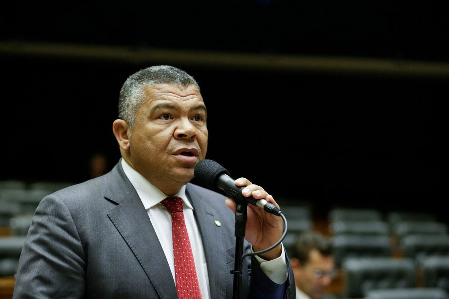 O deputado federal Valmir Assunção (PT) está "indignado" com os assassinatos de duas lideranças quilombolas na Bahia em menos de uma semana. Ele lamenta os crimes e cobra punição aos responsáveis; "Não podemos aceitar uma situação dessa, os trabalhadores rurais estão morrendo por lutar por terra, um direito seu. A violência no campo já vitimou mais de 50 somente no ano passado. No relatório sobre os conflitos no campo de 2016, divulgado este ano pela CPT [Comissão Pastoral da Terra], 19 territórios quilombolas na Bahia foram identificados como sendo de disputa de terras", diz Valmir