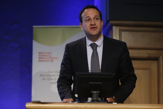 Em mudança histórica, Irlanda elege filho de imigrantes como premiê; o médico Leo Varadkar, filho de indianos e gay, assumirá como o mais jovem premiê da história do país europeu