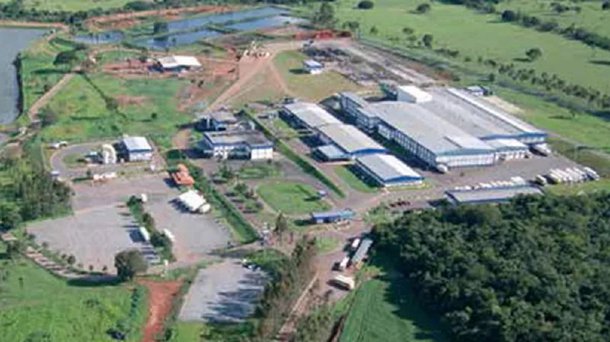 O Ministério da Agricultura anunciou que cinco frigoríficos estão proibidos de exportar carne para os Estados Unidos; entre eles, está um de Goiás, da Minerva, localizado em Palmeiras de Goiás; a medida vale a partir da última sexta-feira (16) e segue até que sejam corrigidos os problemas relatados por autoridades sanitárias dos EUA; os técnicos estadunidenses verificaram reações à vacina da febre aftosa, como manchas internas da carne