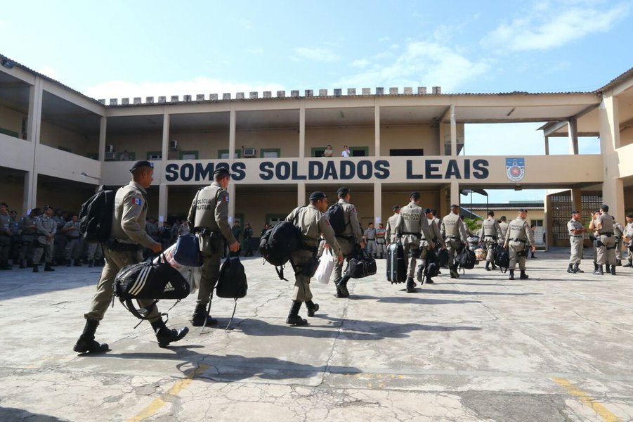 Integrantes da Associação de Cabos e Soldados Militares do Estado de Alagoas (ACS) se reuniram para definir quais serão as próximas ações no sentido de convencer o Governo do Estado a atender a reivindicação da categoria, que cobra reajuste salarial; proposta já foi apresentada, mas o governo não concordou; nota da secretaria do Planejamento diz que” os policiais, assim como os demais servidores, receberam o reajuste salarial de 6,29% anunciado recentemente pelo Executivo”