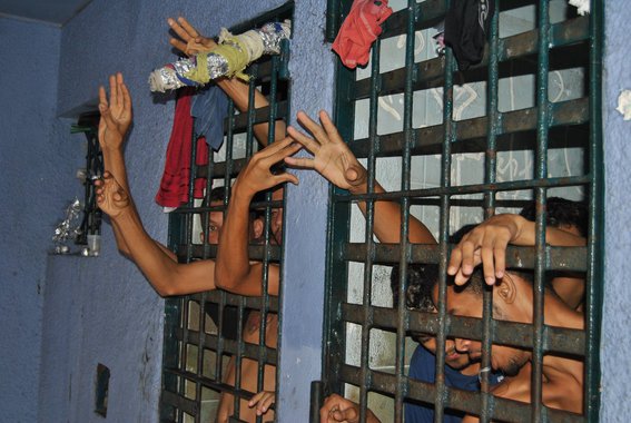 Dos 4.210 presos recolhidos nas nove unidades prisionais de Alagoas há, oficialmente, 78 registros de sífilis e 16 casos identificados de Aids; a maioria dos infectados é de jovens, com idade entre 18 e 29 anos