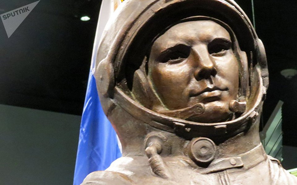 "A Terra tem uma auréola muito distinta e bonita. Uma auréola que pode ser claramente vista ao olhar para o horizonte. É uma transição suave de um azul claro para um azul marinho, que segue para um violeta até atingir escuridão total. Que imagem magnífica", escreveu o viajante espacial