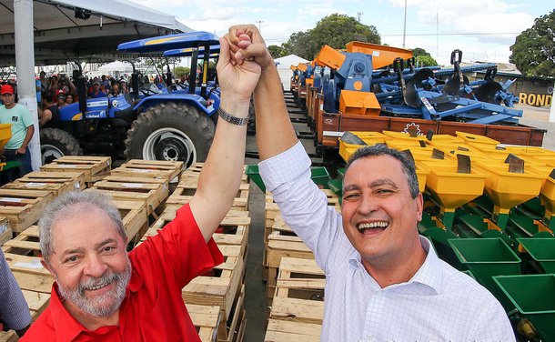 O governador da Bahia, Rui Costa, também saiu em defesa do ex-presidente Lula, que foi condenado nesta quarta-feira pelo juiz Sérgio Moro a nove anos e meio de prisão; "Lamento a decisão tomada pelo juiz Sérgio Moro. Foi uma condenação sem prova. No contexto em que foi proferida, me parece muito mais uma perseguição política do que uma decisão baseada em fundamentos técnicos. É mais uma tentativa de impedir a volta de Lula à presidência, um clamor popular que incomoda aqueles que estão usufruindo das benesses do poder", disse Rui
