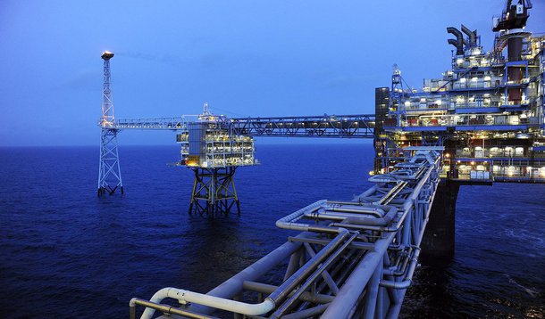 Colaboração entre as polícias do Brasil e da França investiga corrupção em Angola; governo angolano teria contratado empresas de forma irregular, com autoridades cobrando propina de até 35% para garantir contratos com o governo local 