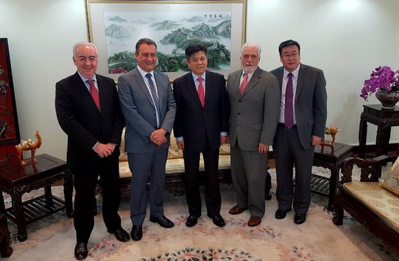 A parceria que o Governo da Bahia quer lançar com investidores da China ganhou força a partir de um novo encontro entre o governador Rui Costa e empresários das principais empresas de infraestrutura do país oriental; as conversas ocorreram na residência oficial do embaixador Li Jinzhang, em Brasília, nesta quarta-feira; Rui colocou a Bahia como porta de entrada dos investimentos que a China tem interesse em fazer no país; o atrativo é o tripé já conhecido pelas empresas chinesas - finalização da Ferrovia de Integração Oeste-Leste (Fiol), construção do Porto Sul e o minério de ferro