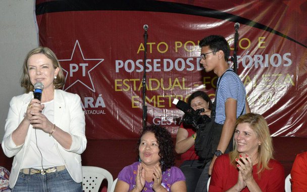 Senadora Gleisi Hoffmann, presidente do PT, afirmou em Fortaleza que o poder Judiciário está tendo atuação política contra Lula e o PT; para a dirigente, "o juiz Sérgio Moro, pelo Estado Democrático de Direito, observando o devido processo legal, só pode absolver Lula, não pode condená-lo"; "Lula não teve um dia de descanso dessa mídia golpista. Mesmo com a campanha de ódio, o PT continua aparecendo como o partido de preferência nacional. Que outro partido no Brasil tem essa condição? Isso mostra enraizamento social do nosso partido", declarou Gleisi, durante posso do diretório cearense do partido 