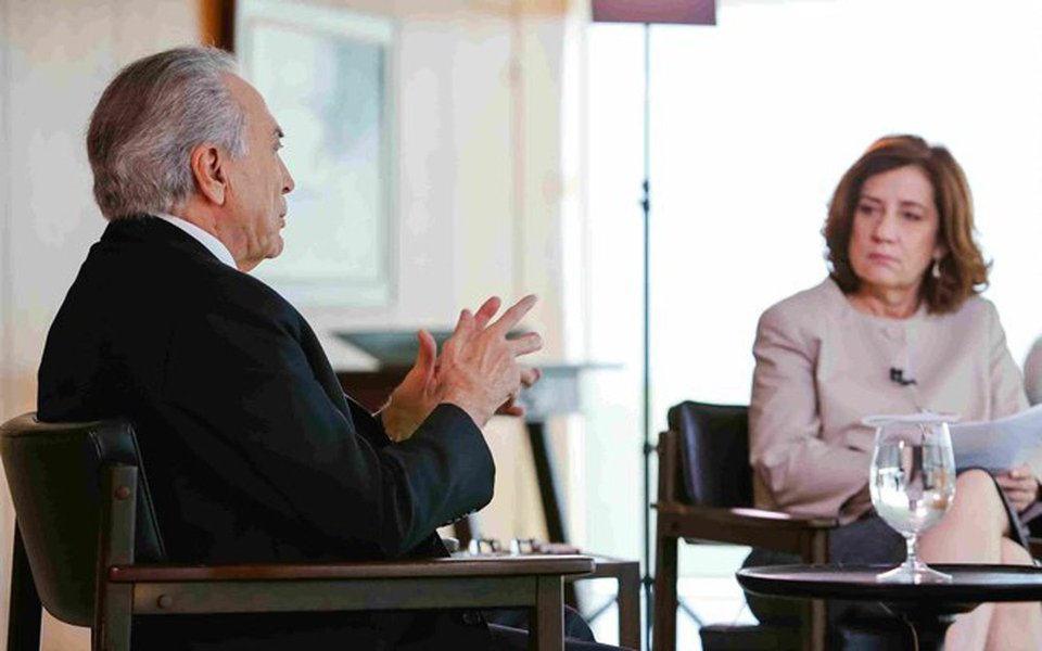"O principal foco do presidente, no qual ele gasta sua energia e seu tempo, é ele mesmo e sua permanência no Planalto. Na política isso causa efeitos imediatos. Na economia, no entanto, é um jogo de 'perde-perde' para o país", afirma a colunista do Globo