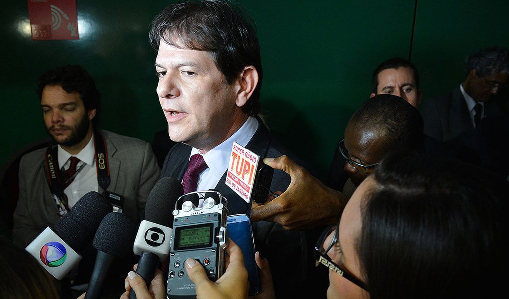 Após a divulgação de que Cid Gomes havia virado réu, com o acatamento de denúncia do Ministério Público Federal, por suposto crime contra o Sistema Financeiro Nacional, a assessória de comunicação do ex-governador divulgou nota, negando qualquer irregularidade no financiamento obtido por ele, junto ao Banco do Nordeste. Em nota enviada à imprensa, o ex-governador Cid Gomes nega que haja qualquer irregularidade no empréstimo de R$ 1,3 milhão, para a construção de galpões, em Sobral 