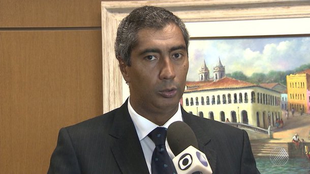 Preso desde o último dia 12 no Batalhão da Polícia Militar de Camaçari, o promotor de Justiça Almiro Sena teve na sexta-feira (21) sua prisão preventiva convertida para domiciliar, de acordo com decisão do desembargador Mário Alberto Hirs, do Tribunal de Justiça da Bahia; Almiro é acusado de assédio sexual contra servidoras enquanto titular da Secretaria de Justiça do Estado, em 2014; o desembargador concedeu a sentença com medidas cautelares, entre elas o uso de tornozeleira eletrônica, embora ele tenha consciência de que o sistema prisional baiano não dispõe dos equipamentos