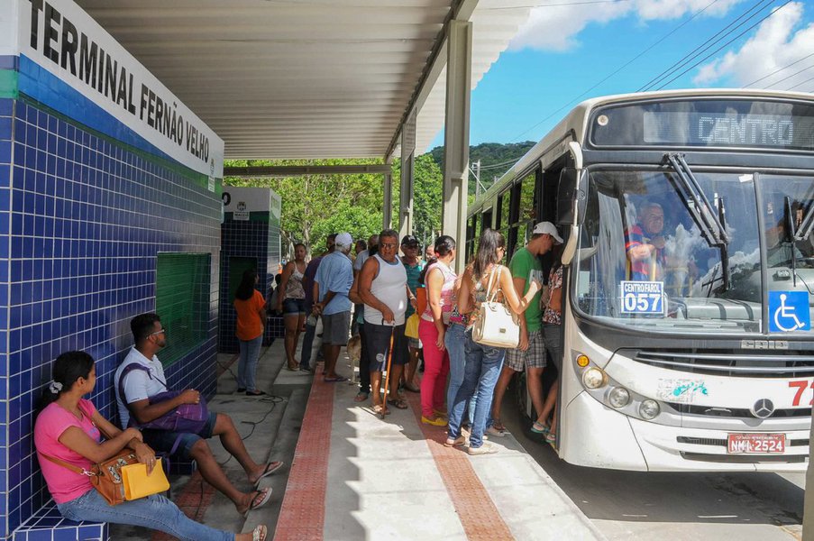 O projeto Domingo é Meia vai beneficiar mais de 90 mil usuários do transporte público da capital, que possuem o Cartão Bem Legal Cidadão. O valor de R$ 1,75 – metade da tarifa atual – será aplicado automaticamente ao pagar a passagem, em todas as linhas de ônibus de Maceió que circulam aos domingos