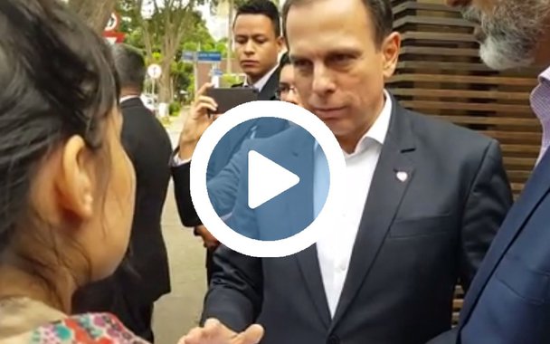 Um grupo de artistas e ativistas culturais de São Paulo entregou ao prefeito João Doria (PSDB) um abaixo com seis mil assinaturas pedindo a saída imediata do secretário municipal da Cultura, André Sturm, que ameaçou "quebrar a cara" do agente cultural Gustavo Soares; "A gente fazendo uma série de ações para deixar claro para você principalmente, que é o responsável pela nomeação, o quanto André Sturm não representa os artistas culturais da cidade. A gente precisa de uma outra figura nesta posição", diz a manifestante a Doria, ao entregar as assinaturas ao tucano