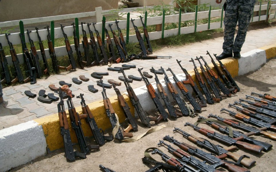 Maior parte das armas, que são vendidas no mercado negro, é comprada dos EUA, diz pesquisa realizada pela RAND Europe e pela Universidade de Manchester; segundo o levantamento, cerca de 60% das armas no mercado negro são provenientes dos EUA e outros 25% são de países europeus; pesquisa acrescenta ser pouco provável que armas vendidas no mercado negro pela Internet sejam utilizadas em conflitos de grande escala, mas, mesmo assim, não descartam que possam ser usadas por terroristas e outros criminosos; comércio ilegal foi estimado em mais de US$ 1 bilhão