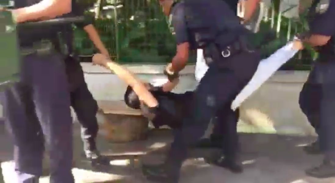 Policiais da Guarda Civil Metropolitana (GCM) prenderam um integrante do Levante Popular da Juventude, após escracho da organização em frente à casa do prefeito de São Paulo, João Doria; segundo policiais, o jovem foi levado para o 78 DP, na rua Estados Unidos; os jovens protestavam contra a limitação do passe livre no transporte público para os estudantes; confira vídeo do Brasil de Fato