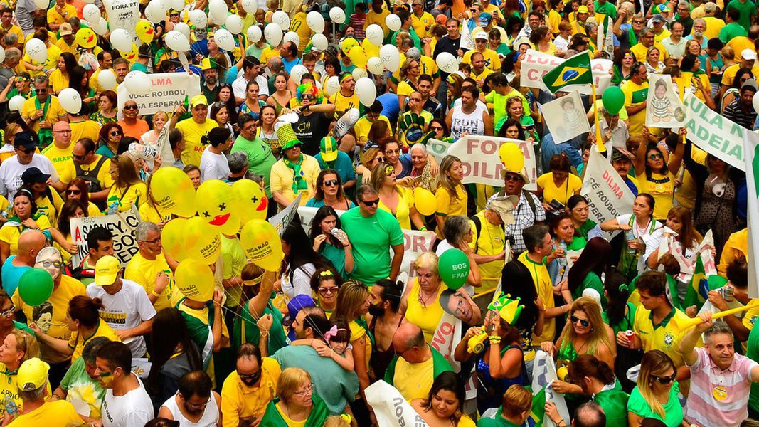 Onde nasceram os "coxinhas"? Na Rede. E depois tomaram as ruas. Onde nasceram os movimentos fascistas, como o MBL e o Vem pra Rua? Na Rede, e depois tomaram as ruas