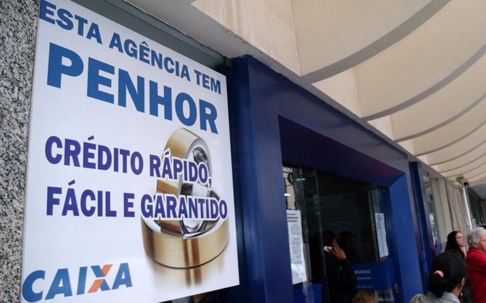 Em meio à crise econômica do governo Michel Temer, mais pessoas têm recorrido ao penhor de joias como forma de empréstimo; segundo a Caixa Econômica Federal, o penhor movimentou R$ 7,2 bilhões em novos contratos e renovações no primeiro semestre deste ano, número 11,3% maior em relação ao mesmo período do ano passado; percentual de famílias que relataram ter dívidas entre cheque pré-datado, cartão de crédito, cheque especial, carnê de loja, empréstimo pessoal, prestação de carro e seguro alcançou 56,4% em junho deste ano, segundo Pesquisa de Endividamento e Inadimplência do Consumidor (Peic)