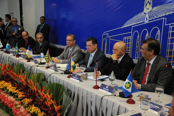 Durante Assembleia Geral realizada nesta sexta-feira, 2, em Palmas, governadores do Tocantins, Goiás, Mato Grosso do Sul, Rondôni aprovaram a entrada do estado do Maranhão como membro efetivo no Consórcio Interestadual de Desenvolvimento do Brasil Central (CBrC); "É uma honra fazer parte deste grupo que tem sido protagonista na defesa de interesses coletivos da região, com diálogo e união, respeitando as diferenças regionais e políticas ideológicas", comemorou o governador Flávio Dino (PCdoB); Maranhão entra no Consórcio no momento em que os estados-membros estão discutindo sobre a possibilidade de um mercado comum entre eles, por meio da unificação de alíquotas