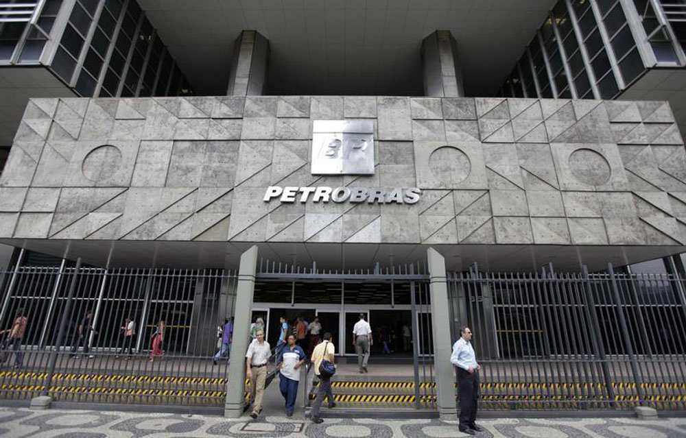 Pessoas entram e saem da sede da Petrobras no Rio de Janeiro. A política de dividendos da Petrobras vai continuar a mesma disse o diretor financeiro da companhia, Almir Barbassa. 24/09/2010 REUTERS/Bruno Domingos