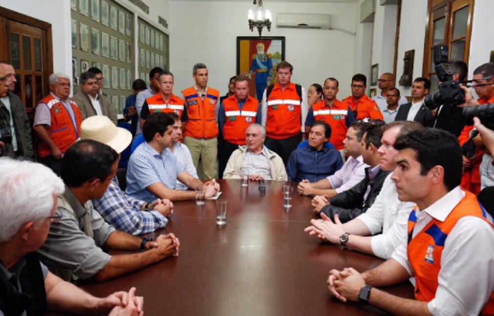 Michel Temer se reuniu, em Maceió, com o prefeito Rui Palmeira (PSDB) e com o governador de Alagoas, Renan Filho (PMDB), para discutir a situação das áreas atingidas pelas chuvas. Quatro pessoas morreram e mais de mil tiveram que deixar suas casas; "Dois fatores se apresentaram aqui. Um, nós precisamos cumprir a emergência, ou seja, recuperar logo aqueles danos provocados pela chuva. E mais adiante, não se trata de emergência, obras indispensáveis que sejam preventivas, ou seja, nós temos que proteger as encostas para que não hajam deslizamentos", disse Temer