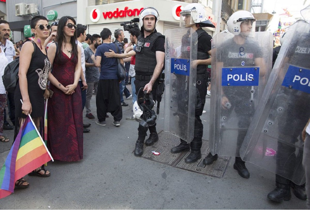 As autoridades de Istambul, na Turquia, proibiram a Marcha do Orgulho, a favor dos direitos de gays e outras minorias sexuais, prevista para amanhã na cidade, alegando razões de segurança para os turistas; "Como resultado da nossa avaliação e considerando a ordem pública e a segurança dos turistas que estão na região para passear, bem como dos nossos cidadãos, especialmente os participantes, não se autoriza a marcha nem reuniões no dia da comemoração, nem antes nem depois", detalha um comunicado do escritório de governo de Istambul

 

