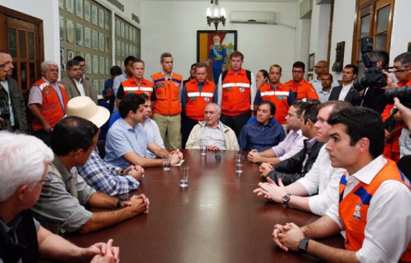 Michel Temer se reuniu, em Maceió, com o prefeito Rui Palmeira (PSDB) e com o governador de Alagoas, Renan Filho (PMDB), para discutir a situação das áreas atingidas pelas chuvas. Quatro pessoas morreram e mais de mil tiveram que deixar suas casas; "Dois fatores se apresentaram aqui. Um, nós precisamos cumprir a emergência, ou seja, recuperar logo aqueles danos provocados pela chuva. E mais adiante, não se trata de emergência, obras indispensáveis que sejam preventivas, ou seja, nós temos que proteger as encostas para que não hajam deslizamentos", disse Temer