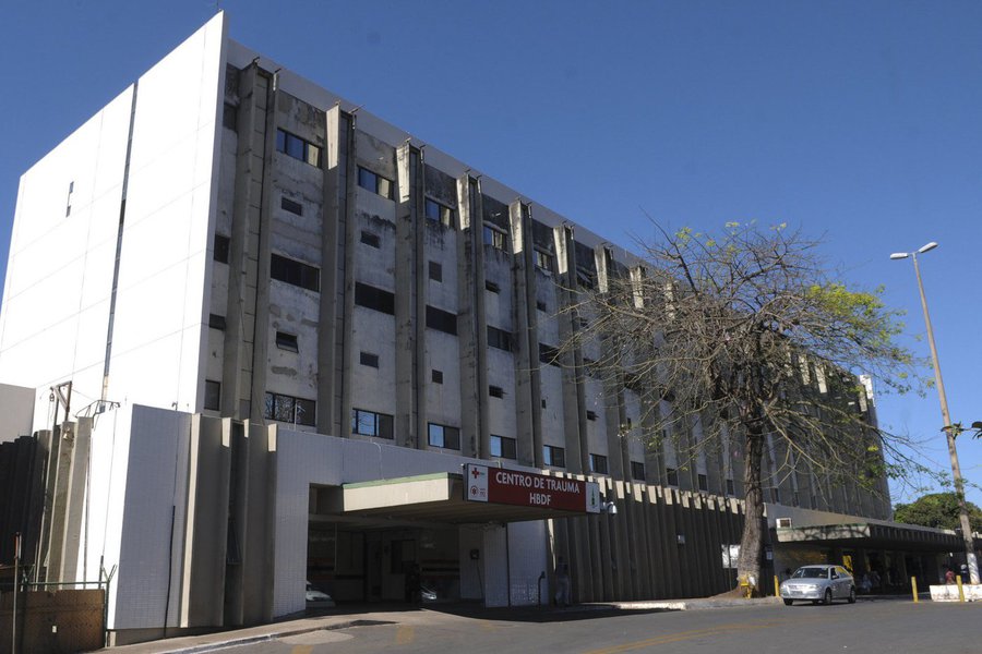 O Ministério Público do Distrito Federal, o MP de Contas e o MP do Trabalho voltaram a pedir que a Secretaria de Saúde anule o convite feito aos servidores do Hospital de Base para continuarem trabalhando na unidade após a mudança de gestão; os trabalhadores têm 45 dias para dizer se querem ser cedidos ao instituto, ou transferidos para outro hospital; para justificar o pedido, os MPs argumentam que o governo do DF não esclareceu todos os detalhes dessa nova gestão do Hospital de Base