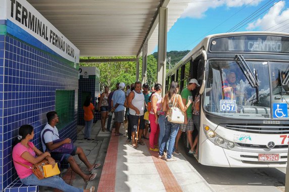 O projeto Domingo é Meia vai beneficiar mais de 90 mil usuários do transporte público da capital, que possuem o Cartão Bem Legal Cidadão. O valor de R$ 1,75 – metade da tarifa atual – será aplicado automaticamente ao pagar a passagem, em todas as linhas de ônibus de Maceió que circulam aos domingos