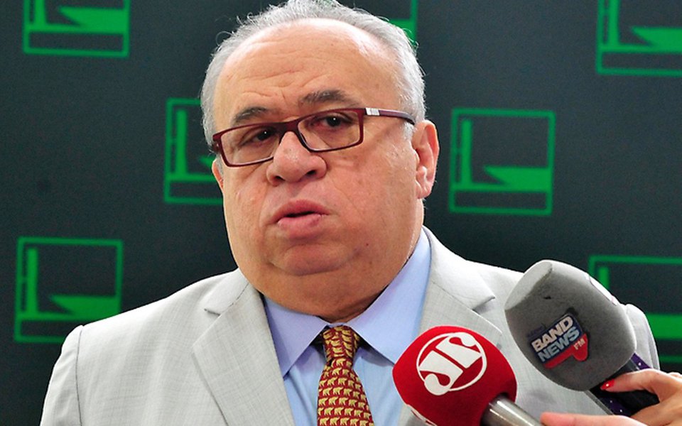 Um dos articuladores dos golpe parlamentar que derrubou uma presidente legítima, Dilma Rousseff, e colocou um corrupto na presidência, o deputado Heráclito Fortes (PSB-P), apelidado por executivos da Odebrecht como "Boca Mole", admitiu ter recebido da empreiteira doação eleitoral por meio de empresas laranjas; chamada de "caixa três", a prática se caracteriza por uma triangulação do dinheiro de campanha com o objetivo de escamotear quem era o real financiador; "Eu declarei, foi tudo por dentro. Não sei por qual motivo a Odebrecht não quis dar o dinheiro e passou para outras duas empresas. Acho que havia muita pressão na época e ela não queria aparecer muito", diz Heráclito