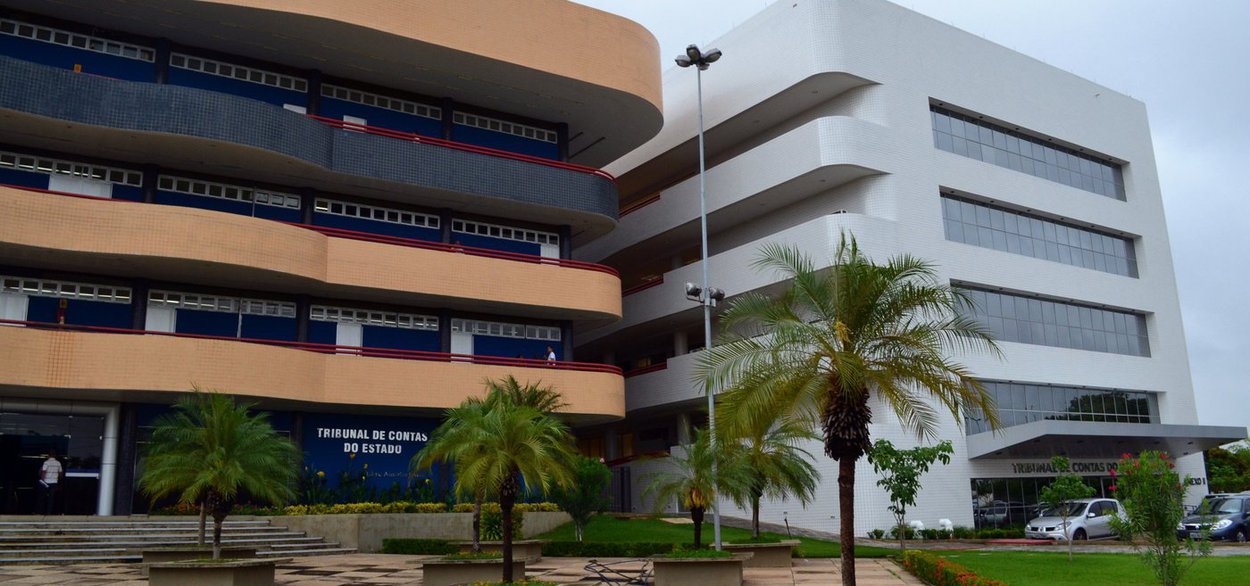 O presidente do Tribunal de Contas do Estado, conselheiro Olavo Rebelo, pediu vistas da decisão cautelar que bloqueou os recurso do Fundef da Prefeitura de Teresina; o Pleno do TCE-PI se reuniu para decidir sobre a medida cautelar assinada pelo conselheiro substituto Alisson Araújo, acatando decisão do MPC e determinando o bloqueio dos recursos do Fundo de Desenvolvimento da Educação Fundamental (Fundef) da Prefeitura Municipal de Teresina