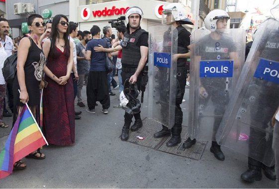As autoridades de Istambul, na Turquia, proibiram a Marcha do Orgulho, a favor dos direitos de gays e outras minorias sexuais, prevista para amanhã na cidade, alegando razões de segurança para os turistas; "Como resultado da nossa avaliação e considerando a ordem pública e a segurança dos turistas que estão na região para passear, bem como dos nossos cidadãos, especialmente os participantes, não se autoriza a marcha nem reuniões no dia da comemoração, nem antes nem depois", detalha um comunicado do escritório de governo de Istambul

 
