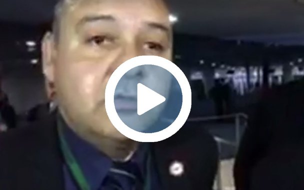 O presidente da CUT, Vagner Freitas, protesta contra decisão autoritária do presidente do Senado, Eunício Oliveira, que impediu a entrada de sindicalistas que queriam acompanhar a votação da reforma trabalhista; Vagner afirmou, em vídeo, que "uma corja de ladrões, a quadrilha de Temer e seus comparsas, querem concluir o golpe que começou com a retirada de Dilma, mas só se concluirá com a retirada de direitos trabalhistas e previdenciários"