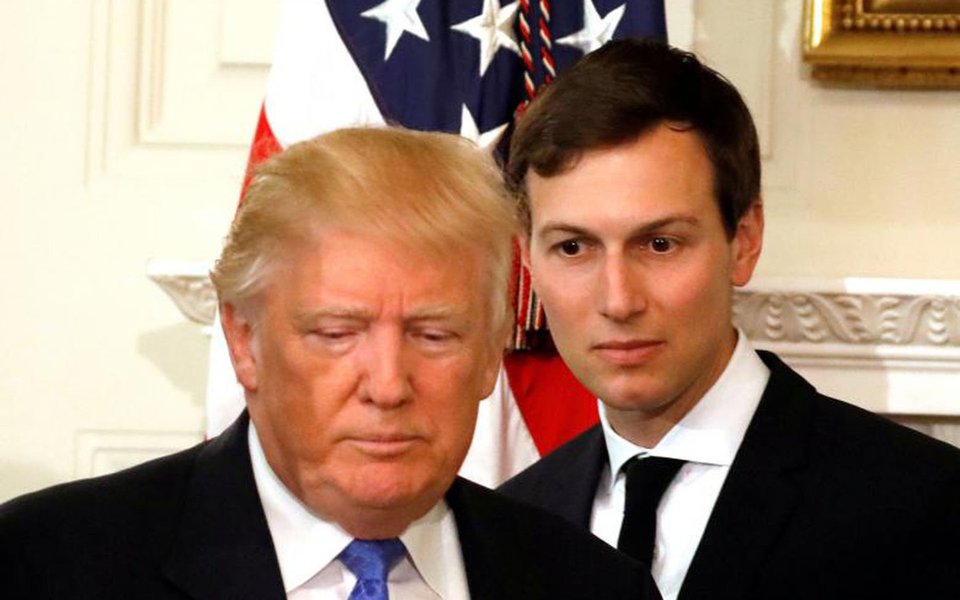Conselheiro da Casa Branca Jared Kushner, genro do presidente dos Estados Unidos, Donald Trump, disse em comunicado para comitês do Congresso nesta segunda-feira que "não conspirou" com Moscou e que teve cerca de quatro reuniões com autoridades russas durante a campanha eleitoral de 2016 e durante o período de transição presidencial; "Eu não conspirei, nem sei de ninguém na campanha que conspirou, com nenhum governo estrangeiro", disse; ele será interrogado pelo Congresso norte-americano para determinar se a campanha de Trump recorreu à ajuda da Rússia para conquistar a Casa Branca na eleição do ano passado