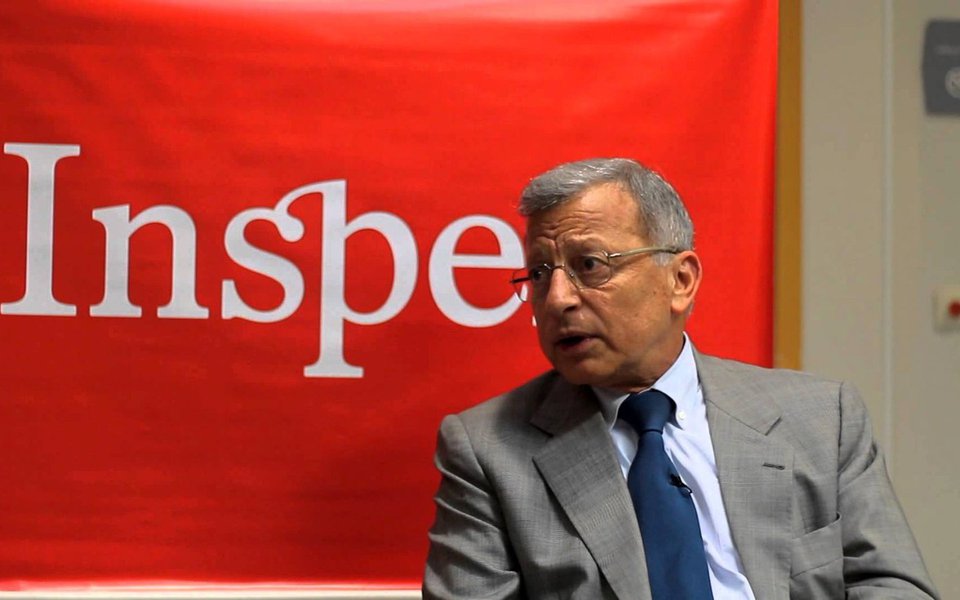 O presidente do presidente do Conselho de Administração do Insper, Claudio Haddad, afirma que a instabilidade política não tem data para acabar e que a economia não melhora no curto prazo; "A economia já está em compasso de espera. Não vejo como a economia vai reagir tão cedo. Não vejo nenhuma fórmula mágica que faça com que, repentinamente, as reformas sejam rapidamente aprovadas, do jeito como o mercado gostaria, e que a gente tenha a retomada da confiança e dos investimentos. Isso só vai acontecer quando voltarmos a ter a sensação de continuidade", disse Haddad