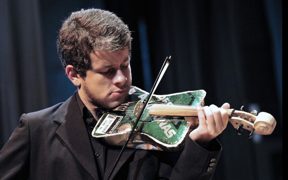  


“O mundo nos dá lixo, nós retribuímos com música”. Não se trata de um slogan, mas da pura verdade. A Orquestra de Instrumentos Reciclados, surgida na favela de Cateura, na periferia de Assunção, Paraguai, é a primeira no mundo a nascer de… detritos

