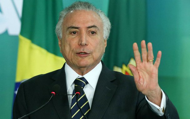 "Michel Temer está ou não está no comando do país? Formalmente, sim. Administrativamente, apenas em parte. Politicamente, não", diz o jornalista Fernando Brito; segundo ele, enquanto Temer permanece neste limbo, "o Brasil se equilibra à beira de três precipícios: o da crise econômica, o da crise política e o da crise institucional, com os apetites arreganhados que já nem se escondem no Ministério Público e no Judiciário"