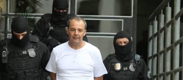 Ministério Público do Estado do Rio de Janeiro (MPRJ) encontrou na cela do ex-governador Sérgio Cabral duas caixas com quase 30 comprimidos de antidepressivos e outras medicamentos não identificados; promotor de Justiça Suavei Lai mandou um ofício ao juiz Marcelo Bretas, da 7ª Vara Federal Criminal do Rio, informando o material encontrado na cadeia e questionando a quantidade à disposição do ex-governador; promotor reprovou a quantidade excessiva à disposição dos internos, que poderiam ministrar acidental ou intencionalmente alta dose, levando à internação ou até a morte, além da possibilidade de tráfico desses comprimidos, que podem ser usados como "moeda de troca" entre presos