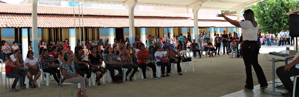 As atividades na Prefeitura de Arapiraca foram suspensas, nesta segunda-feira (24), depois que dezenas de servidores da Educação ocuparam o Centro Administrativo; os profissionais estão em greve há 73 dias e a principal reivindicação é reajuste salarial de 7,64%; categoria também busca acabar ou, pelo menos, reduzir a carência de professores, que, atualmente, gira em torno de 300 profissionais