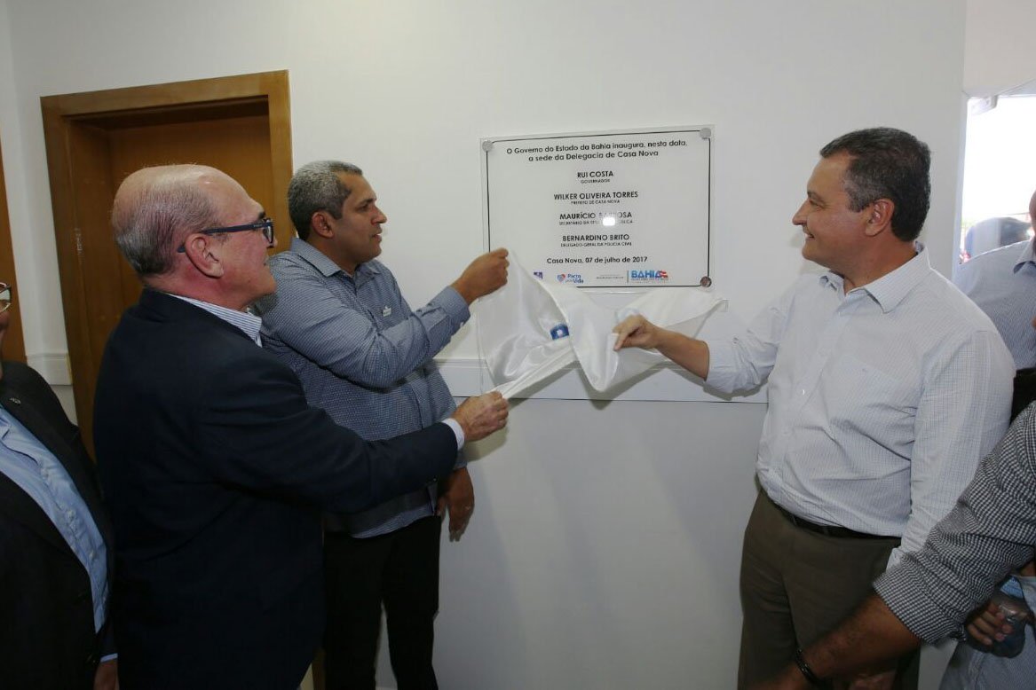 O governador Rui Costa continua em viagem pelo interior da Bahia, e nesta sexta-feira inaugurou no município de Casa Nova o Distrito Integrado de Segurança Pública (Diesp), criado para abrigar a Polícia Civil; "É uma satisfação inaugurar o Disep aqui, que já passa a funcionar a partir de hoje. Esse novo modelo faz parte dos investimentos do Governo na área da segurança pública em toda a Bahia. Estamos pedindo para que o juiz transfira os presos da delegacia, já que o Estado duplicou a capacidade do presídio. Não queremos mais presos nas delegacias. Nós precisamos liberar os agentes de polícia e os delegados para fazerem o trabalho deles, que é a investigação policial", disse Rui