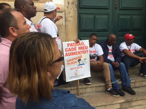 Em campanha salarial, trabalhadores terceirizados do Sindicato dos Trabalhadores em Limpeza Urbana da Bahia (Sindilimp) se acorrentaram ontem (3) ao prédio da Câmara Municipal de Salvador, em protesto contra o 'reajuste 0%' proposto pela prefeitura; a coordenadora do Sindilimp-BA, Ana Angélica Rabello, diz que a situação está cada vez mais complicada e os profissionais continuam aguardando uma resolução; "É uma verdadeira humilhação à categoria o reajuste 0% e sem nenhum diálogo", afirma Ana Angélica