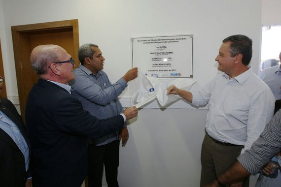 O governador Rui Costa continua em viagem pelo interior da Bahia, e nesta sexta-feira inaugurou no município de Casa Nova o Distrito Integrado de Segurança Pública (Diesp), criado para abrigar a Polícia Civil; "É uma satisfação inaugurar o Disep aqui, que já passa a funcionar a partir de hoje. Esse novo modelo faz parte dos investimentos do Governo na área da segurança pública em toda a Bahia. Estamos pedindo para que o juiz transfira os presos da delegacia, já que o Estado duplicou a capacidade do presídio. Não queremos mais presos nas delegacias. Nós precisamos liberar os agentes de polícia e os delegados para fazerem o trabalho deles, que é a investigação policial", disse Rui