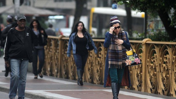 A tarde de ontem (3) foi a mais fria do ano com a temperatura máxima de 15,8ºC, segundo as medições do Instituto Nacional de Meteorologia (Inmet), na cidade de São Paulo; antes a mais baixa temperatura do ano tinha sido de 16,1º C, no dia 28 de abril; na manhã de ontem a mínima foi de 15,5ºC, perdendo para os 8,9ºC no dia 11 de junho; já da meia noite de ontem até as 9h da manhã de hoje (4) a temperatura mínima foi de 9,3ºC, também maior do que a registrada em 11 de junho