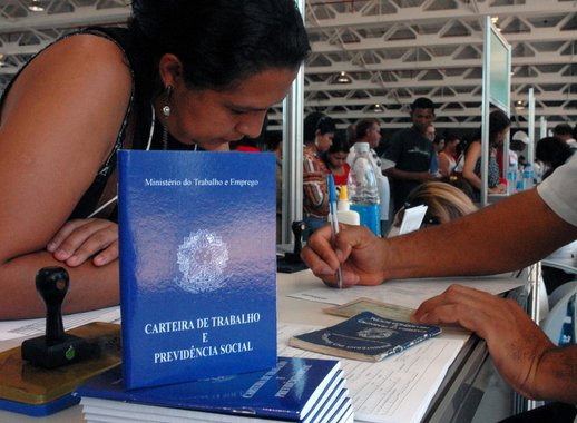 De acordo com as informações do Cadastro Geral de Empregados e Desempregados, sistematizadas pela Superintendência de Estudos Econômicos e Sociais do Estado, a Bahia contabilizou 2.966 novos postos de trabalho com carteira assinada em maio de 2017; o resultado decorre da diferença entre 49.319 admissões e 46.353 desligamentos; após eliminação líquida de 6.052 e de 7.419 postos nos anos imediatamente anteriores, o mês de maio voltou a exibir um registro positivo em sua série; quatro segmentos contabilizaram saldos positivos - Agropecuária (+2.781 postos), Indústria de Transformação (+1.093 postos), Serviços (+386 postos) e Serviços Industriais de Utilidade Pública (+141 postos)