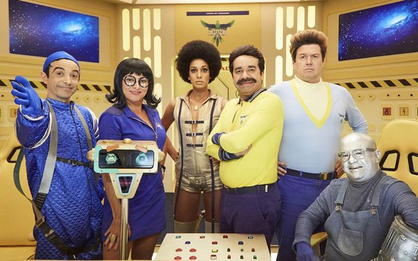 Companhia de teatro Os melhores do Mundo se apresenta pela primeira vez em um programa de televisão com o programa "Planeta B", que será veiculado pelo canal Multishow, nesta segunda-feira (10), às 22h30; programa humorístico se passa no ano 2089, quando o Brasil teria sido comprado pela China, que pede a desocupação imediata do país pelos brasileiros; enquanto a nave espacial Arara 1 viaja pelo espaço em busca de um novo planeta, 300 milhões de brasileiros permanecem acampados nos Lençóis Maranhenses; programa tem 24 episódios e será veiculado de segunda-feira até os sábados