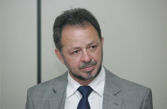 O vereador Acrísio Sena, presidente do PT de Fortaleza, criticou a decisão do juiz Sérgio Moro, condenando, em primeira instância, o ex-presidente Lula, classificando como uma atitude política e absurda que tem como objetivo calar a voz do povo brasileiro. Em nota oficial, a direção nacional do PT também denunciou a arbitrariedade do juiz Sérgio Moro - "trata-se de medida equivocada, arbitrária e absolutamente ilegal, conduzida por um juiz parcial"
