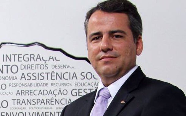 O presidente da Associação Mineira de Municípios (AMM) e prefeito de Moema, Julvan Lacerda (PMDB), bateu duro no governo de Michel Temer pela demora nas negociações para recuperar os R$ 135 bilhões perdidos por Minas Gerais com a Lei Kandir, criada em 1996, no governo FHC, e que isenta de impostos estaduais as exportações; "Não só estão empurrando com a barriga como também articulando para impedir essa movimentação que temos feito", criticou o dirigente; segundo ele, "Minas paga R$ 200 milhões por mês de juros, e mesmo assim a dívida continua aumentando. Para eles é interessante manter isso"