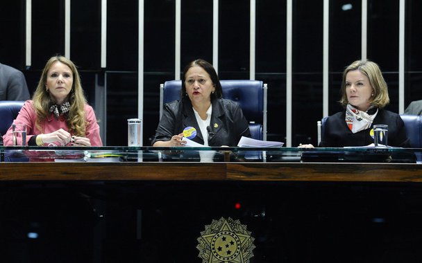 O presidente do Senado, Eunício Oliveira (PMDB), suspendeu a sessão aberta para discutir a reforma trabalhista após senadoras da oposição ocuparem a mesa do plenário, onde fica a cadeira do senador, e se recusarem a deixar o local; as senadoras oposicionistas que ocuparam os lugares na mesa são: Gleisi Hoffmann (PT-PR), Lídice da Mata (PSB-BA), Vanessa Grazziotin (PCdoB-AM), Fátima Bezerra (PT-RN) e Regina Sousa (PT-PI); as luzes da Casa foram desligadas e a transmissão também foi suspensa; oposição acusa Eunício de impedir o debate