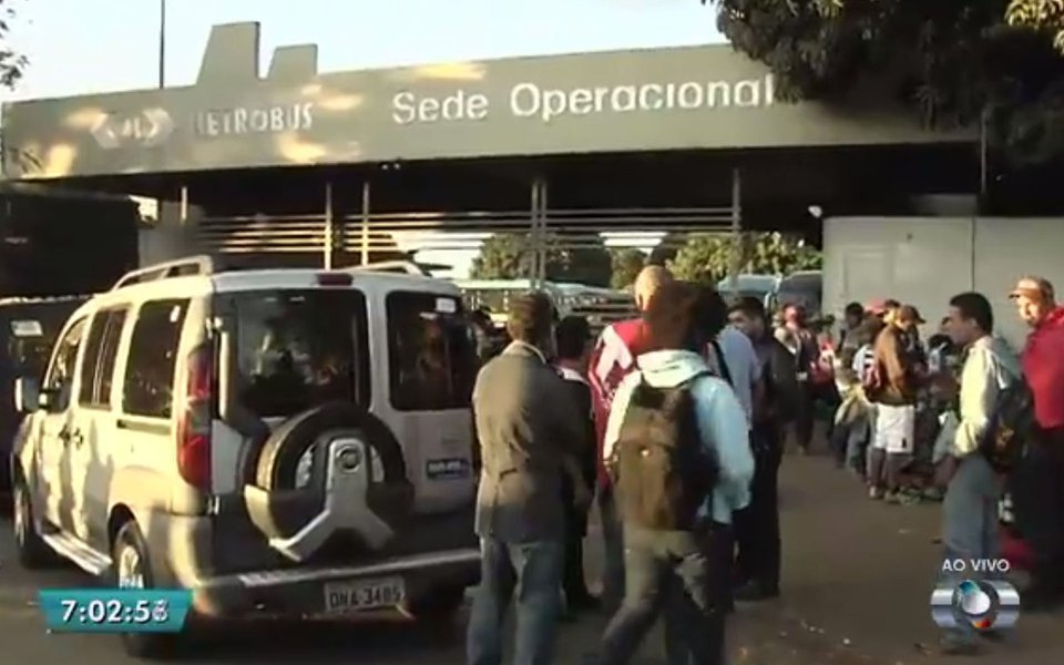 Manifestantes protestam em Goiânia desde o início da madrugada desta sexta-feira (30) contra as reforma trabalhista a previdenciária, e pedem saída de Michel Temer, o primeiro presidente da história do País a ser denunciado por corrupção; o ato nas ruas do Centro da capital conta com a presença de 3,5 mil pessoas, de acordo a organização do protesto; Temer foi o primeiro presidente denunciado por corrupção na história do País e, segundo pesquisa Datafolha, tem a menor popularidade em 28 anos, com apenas 7% de aprovação 