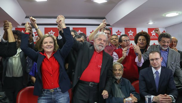 Esse ódio é tão cego que se nega a ver fatos simples: um Presidente da Republica, se quisesse ser corrupto, não se sujaria por um tríplex. Mas o ódio cega. O ódio é tão grande que cega para ver o quanto tudo é orquestrado – uma condenação durante a aprovação de medidas que nos mandarão de volta ao século 19